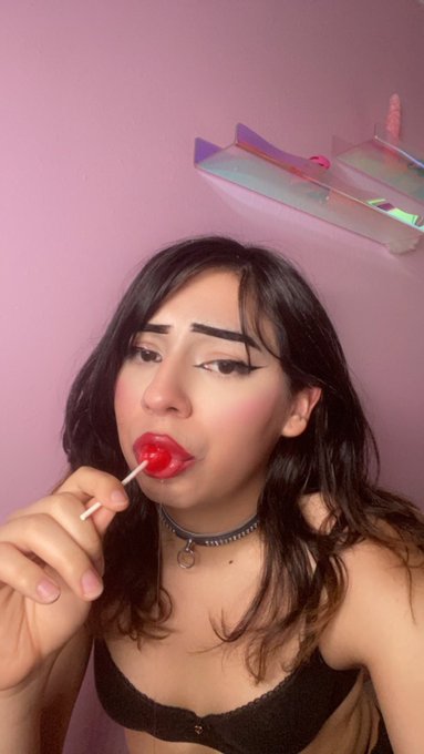 Hmph I wish I was sucking on something bigger 🥺 https://t.co/me5Q7rJxAE