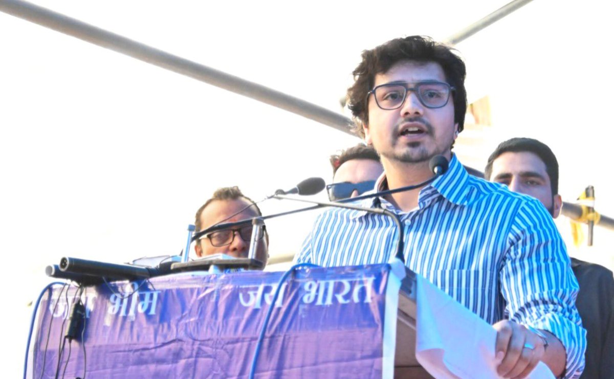 SurajKrBauddh's tweet photo. 15 दिनों की संकल्प यात्रा, 120 जनसभाएं,
3,000 किमी से ज्���ादा दूरी तक का सफर।

बहुत-बहुत बधाई @AnandAkash_BSP भाई साहब। राजस्थान में जातिगत अत्याचारों के खिलाफ एवं संवैधानिक मूल्यों की रक्षा के लिए आपकी संकल्प यात्रा बेहद सफल रही। इससे युवाओं को ऊर्जा मिली है। https://t.co/lYV4jRBuiM
