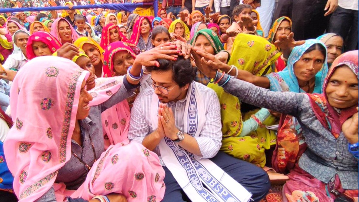 SurajKrBauddh's tweet photo. 15 दिनों की संकल्प यात्रा, 120 जनसभाएं,
3,000 किमी से ज्���ादा दूरी तक का सफर।

बहुत-बहुत बधाई @AnandAkash_BSP भाई साहब। राजस्थान में जातिगत अत्याचारों के खिलाफ एवं संवैधानिक मूल्यों की रक्षा के लिए आपकी संकल्प यात्रा बेहद सफल रही। इससे युवाओं को ऊर्जा मिली है। https://t.co/lYV4jRBuiM
