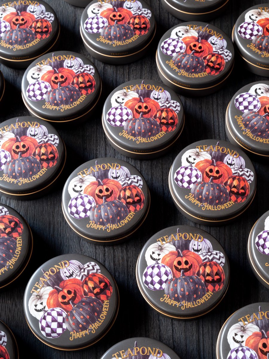 TEAPOND's tweet photo. ティータイムセットにハロウィンバージョンが登場です。

ジャックオランタンが描かれた小缶やティーフォートゥにハニーハーベスト、ミルクキャラメル、ミストバレー茶園の3つの銘柄がイエローかダークブラウンのポーチにセットされています。秋の気配を先取りするセットです。https://t.co/0UsMV63X0q https://t.co/6Xt4YT5JbF
