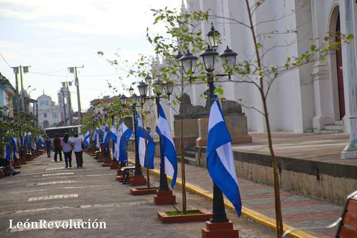 Se viste de Azul💙Blanco🤍Azul💙 la hermosa Plaza Parque Juan José Quezada de la hermosa Ciudad Colonial 🤩 dando la Bienvenida a #SeptiembreVictorioso✨ #AmoraNicaragua #PatriaBenditayLibre #LeonRevolucion