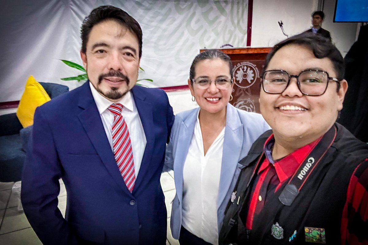 HeyChuchiz's tweet photo. Con el Dr. Ulises Martínez Contreras , el director fundador del #ITT2 (quién literalmente colocó la primera piedra de esta institución) y con la Mtra. Claudia Icela Porras Barrios, la actual y primera directora de la gloriosa “Casa de los Lobos”, el TECNM Campus Tláhuac II. https://t.co/gRilF37IND