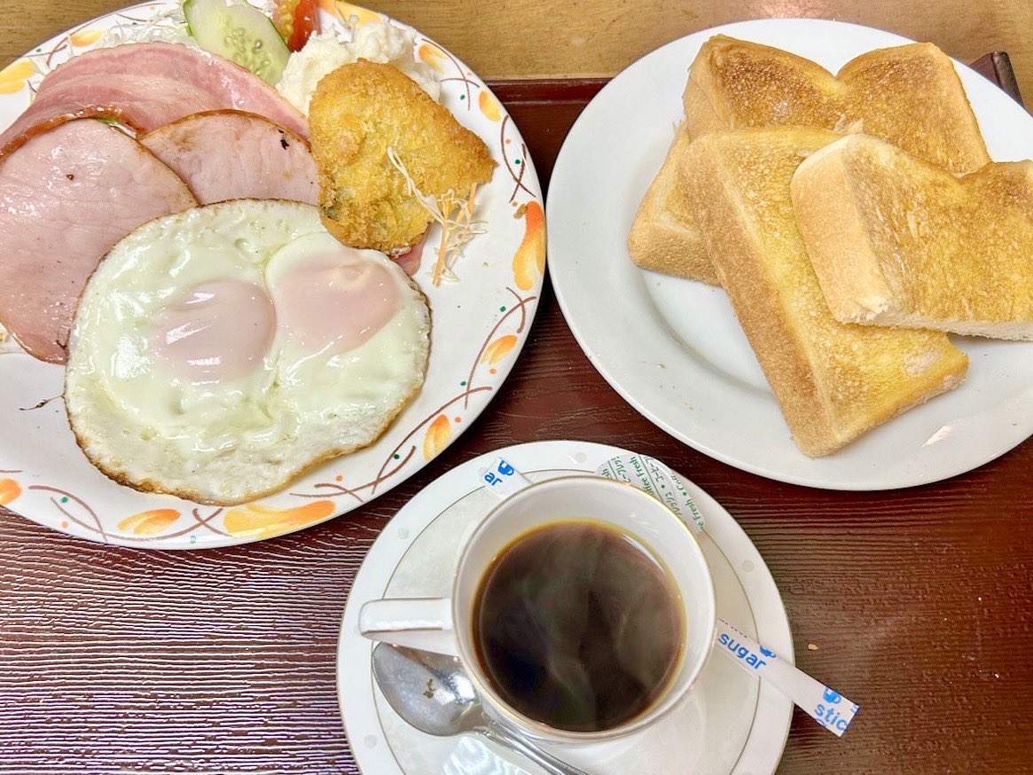 jta_official_'s tweet photo. 夏競馬最終週は、小倉競馬場厩務員食堂のご紹介です✨
従業員の胃袋を支えるママたちは開催日は朝4時から準備をし、手作りにこだわった出来立ての食事を提供してくれます☺️🍚

ボリューム満点の定食から、こんがり焼いたトースト付きのモーニングまでバリエーションも豊富！ https://t.co/I6S8egduUC