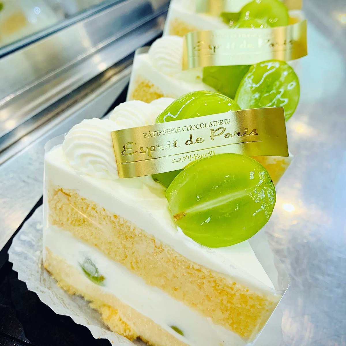 秋は栗だけじゃない！！

宝石のようにキラキラとした美しいシャインマスカットのケーキも出てます✨

高級シャインマスカットをふんだんに使用した贅沢なケーキ。
季節限定ですのでお見逃しなく〜😊