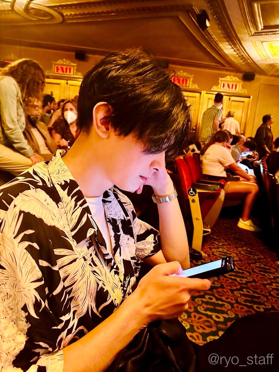 ryo_staff's tweet image. 9月に入りましたが、まだまだ暑い毎日、皆様いかがお過ごしですか？ #キングダム運命の炎 や #東京リベンジャーズ２ を観に映画館で涼んで頂いてますでしょうか🍿✨
こちらは映画館ではなく、劇場にてお洒落シャツを着る今年の夏の吉沢in NY。後ほど皆様には、本日の吉沢をご覧頂けると思います🩵📱🕺