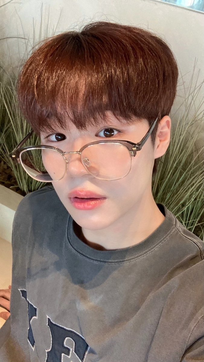 thewind_twt's tweet photo. [#김희수] 어서와! 😆 안경 히수는 처음이지? https://t.co/lO5DgZ3uV1