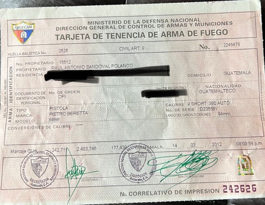 PrensaComunitar's tweet image. #PersecuciónPenal Documentación que acredita la legalidad de las armas confiscadas en la casa del exfiscal Juan Francisco Sandoval por el MP.

👉Las incautaron y expusieron públicamente siendo propiedad de sus familiares y poseen documentos de registro para su tenencia legal.