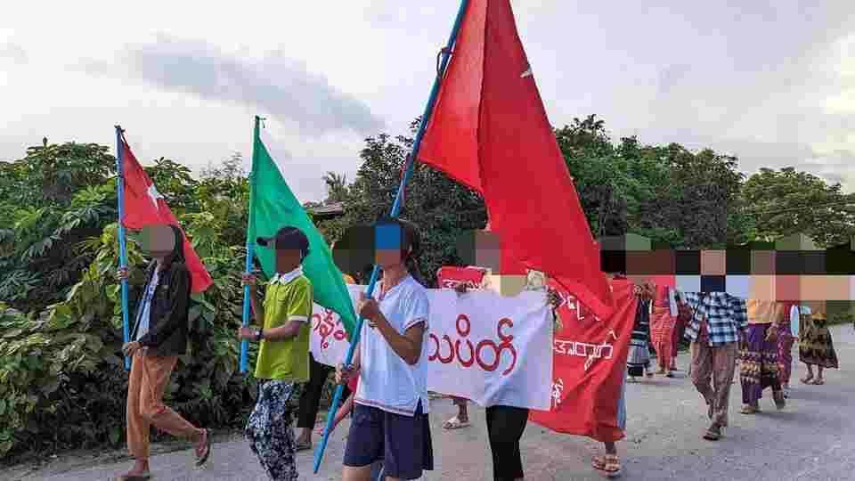 Khithitofficial's tweet photo. တန့်ဆည် ပင်မသပိတ် စစ်ကြောင်းက စစ်အာဏာရှင် တော်လှန်ရေး ချီတက် ဆန္ဒပြ
Read more->https://t.co/wfekXNnCU1 https://t.co/qTh0fPqxU4