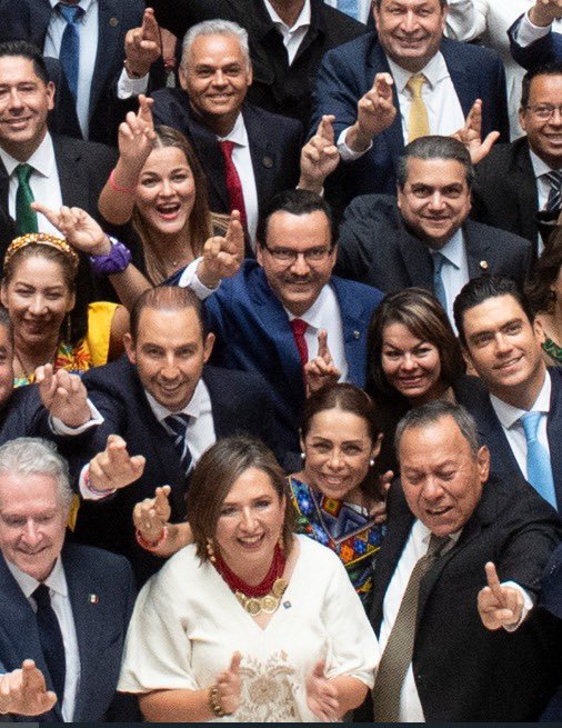 Aquí estamos. 

Mujeres y hombres que amamos a México y que sabemos que merece más.

Con la Sociedad Civil, la Academia y el Mercado, vamos a reconstruir el país que queremos y se lo vamos a arrebatar a los trasnochados emisarios del pasado autoritario y demagogo.

#SíHayDeOtra
