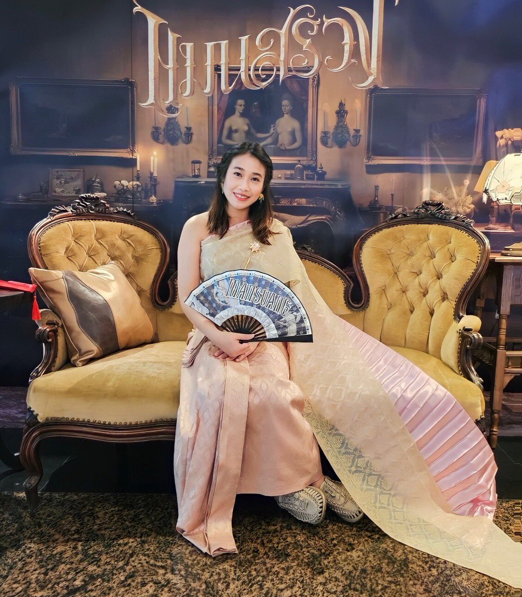tha_pawa's tweet photo. ใส่ครั้งสุดท้ายตอนมัธยม อย่าถามอายุนะไม่นับนานแล้ว ใส่มาให้กำลังใจน้องโป งานฉายหนังแมนสรวง 24082023 🫶🏻 นึกถึงกี่ครั้งก็สุขใจ แถมมาแต่งตัวหน้าโรงหนังเพื่อนๆในด้อมน่ารักมาก ไม่รู้จักกันแต่ก็ช่วยเราแต่งชุดไทย ใส่เข็มขัดให้น่ารักมาก #ManSuang #แมนสรวง #ManSuangStyle https://t.co/sRCAki1P5u