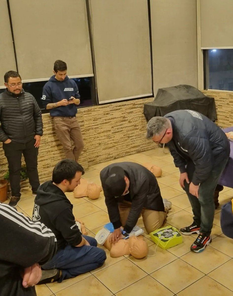 El pasado día miércoles, en dependencias del cuartel de la @octavacbs, junto a nuestras guardias nocturnas, se llevó a cabo un taller teórico-práctico sobre RCP y uso de DEA.