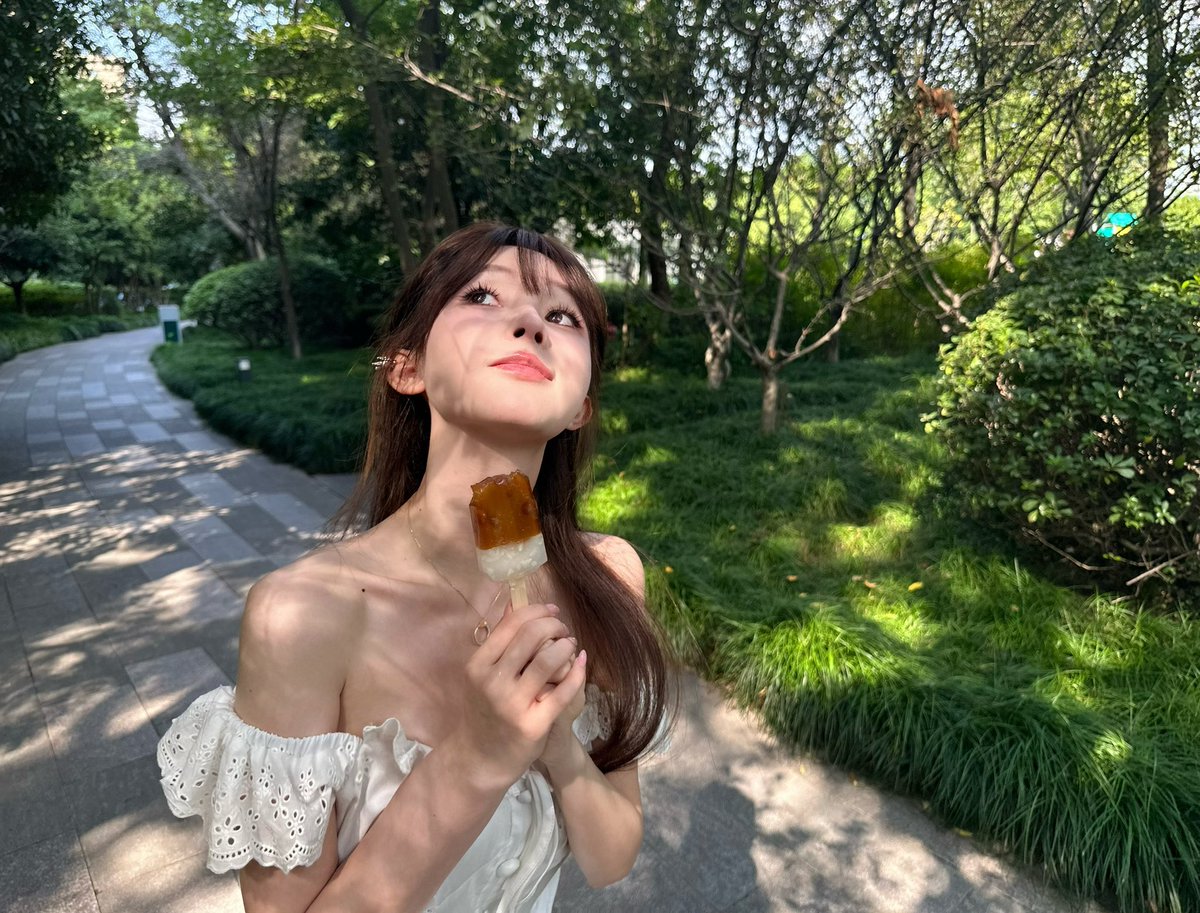 周末好呀大家！今天杭州太阳好好～出门炫两根😋
雪糕这么凉 应该没有热量的吧 https://t.co/W34PjLVSWz