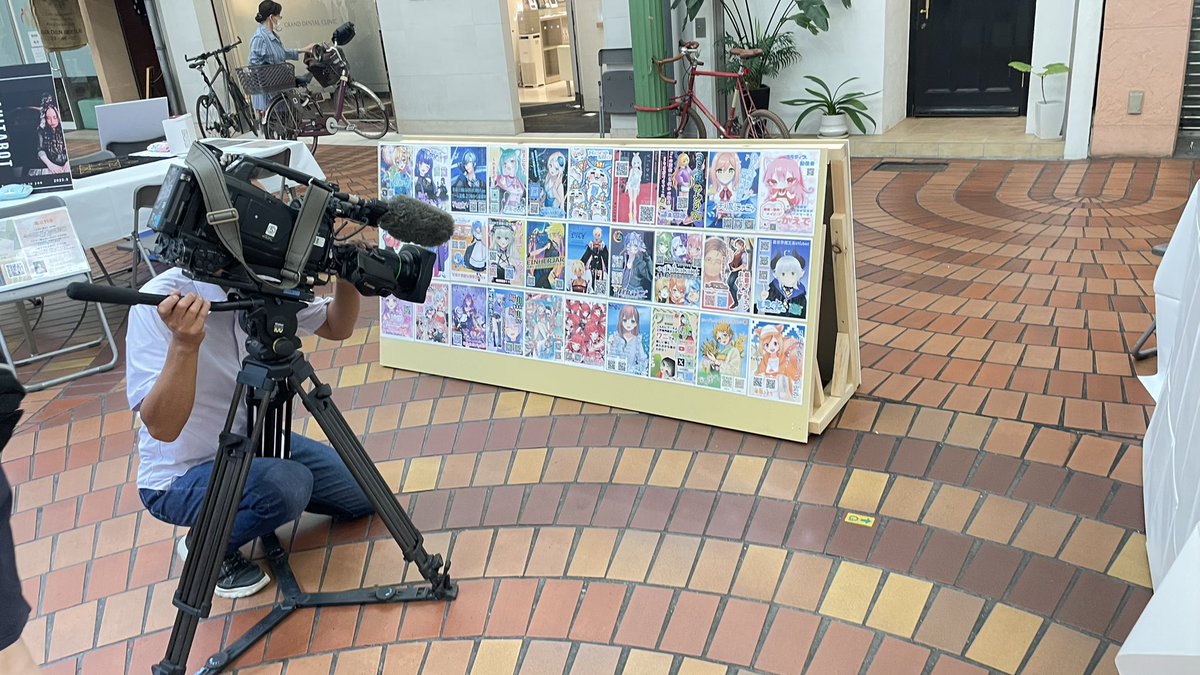 表町商店街のハレノワグランドオープン記念 表町パフォーマンスフェスティバルへ
その中のVirtualStreetにこまちさんのポスターが！！

そしてうろついてたら偶然テレビカメラで撮影されている所に遭遇。KSBのハレノワ特番かな？
ワンチャンテレビデビュー

#星影こまち
#こまちとおでかけ