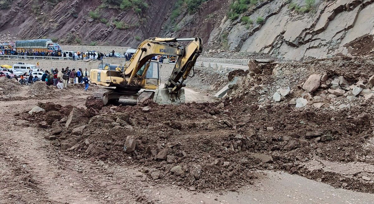 RisingKashmir's tweet image. #Trafficauthorities lift #halts for #HMVs on Jammu-Srinagar #Highway 

@Traffic_hqrs

risingkashmir.com/traffic-author…