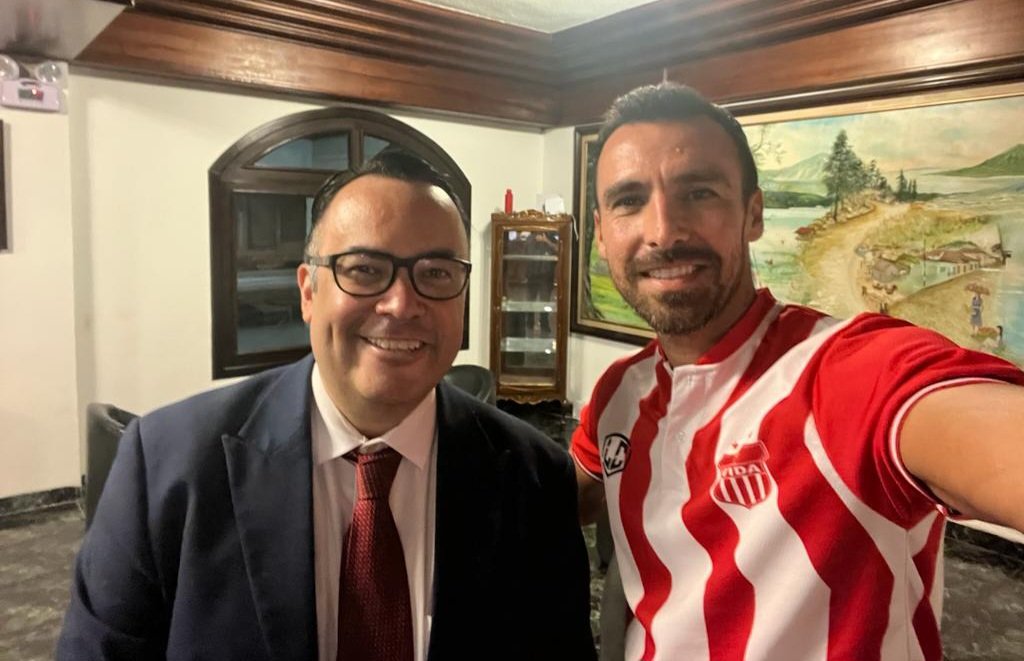 GONZALOCARIAS's tweet photo. 13 años despues, al fin conocí en persona al gran @JonnyBornstein, a quien el destino nos puso en contacto directo el 14 de octubre de 2009. Nada hizo cambiar mí opinión de él: un gran ser humano, un gran profesional y un gran amigo. Abrazo y bendiciones para toda la familia. https://t.co/VIJWkmMW5J