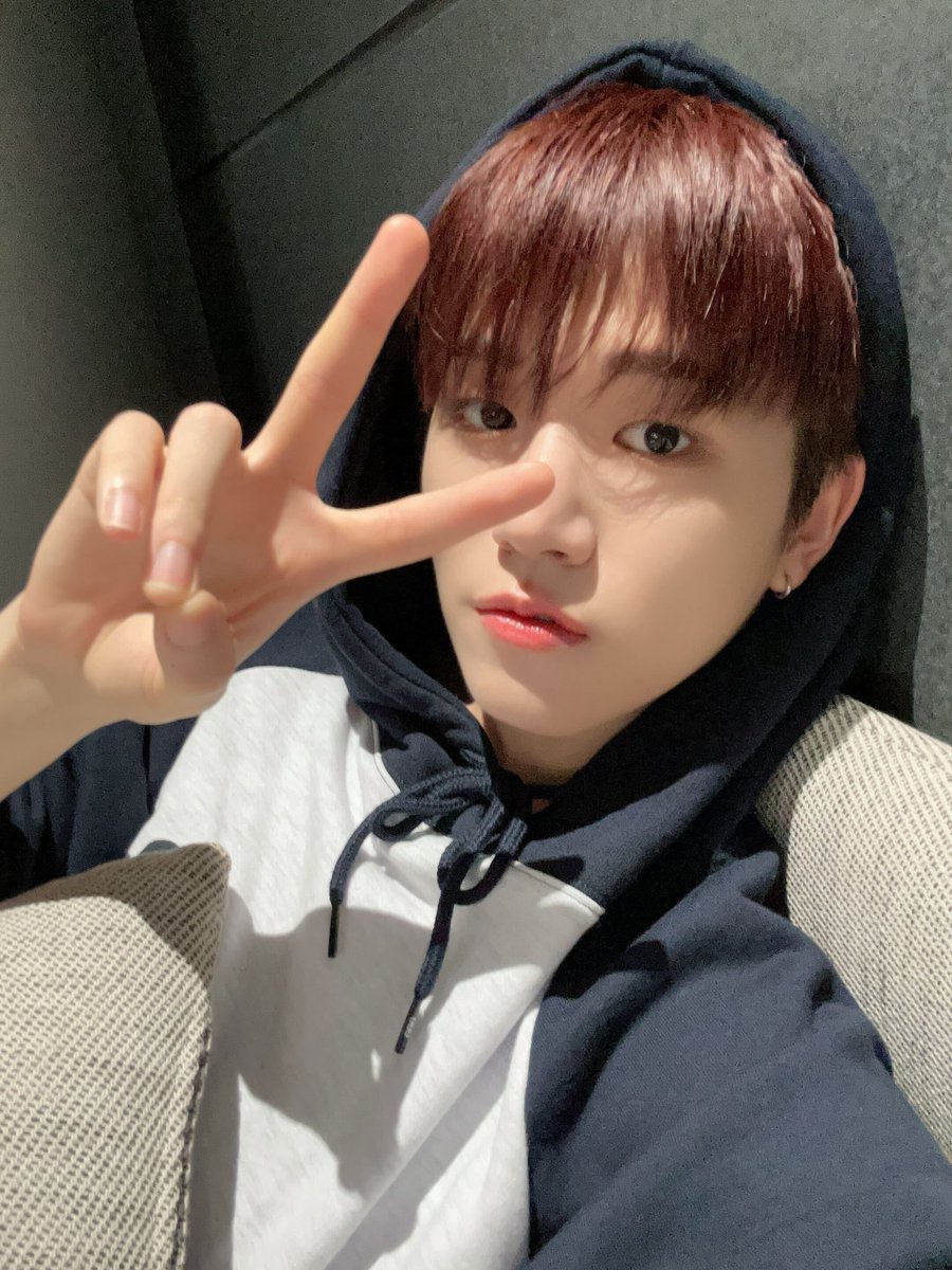 BOYNEXTDOOR_twt's tweet photo. 필승 후드티 리우 🤨 
#BOYNEXTDOOR #RIWOO #리우 https://t.co/c9NoBQ8Cjc