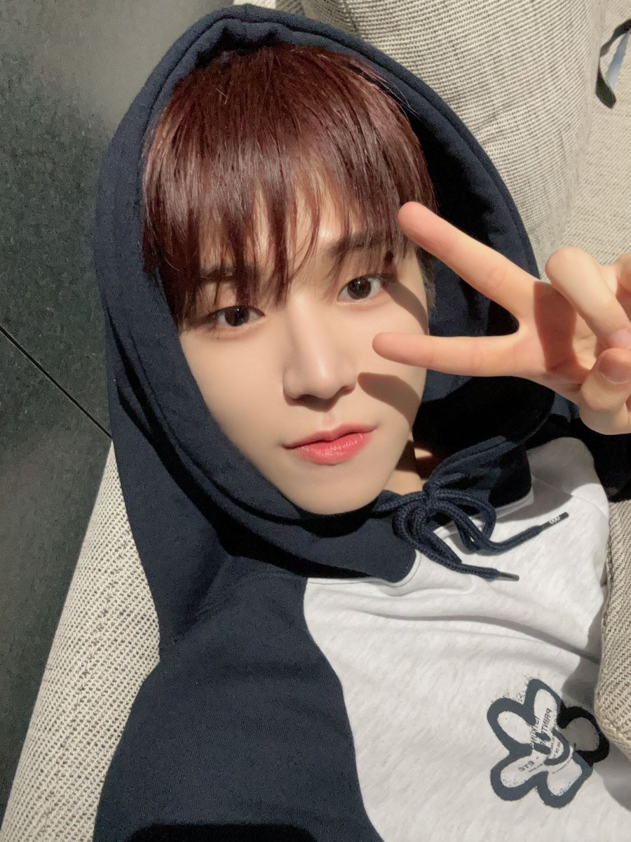 BOYNEXTDOOR_twt's tweet photo. 필승 후드티 리우 🤨 
#BOYNEXTDOOR #RIWOO #리우 https://t.co/c9NoBQ8Cjc