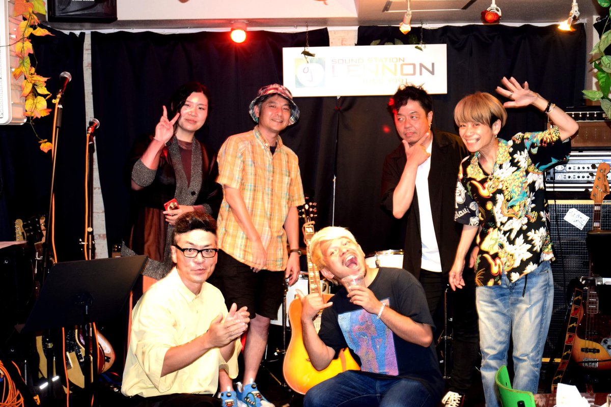 tinashion's tweet photo. 👑 LENNONの9月1日いきなりのスパーク！！
大阪から『yukimasa』さんが参加にて盛り上がりました♪
『梵FUNK』本当にオシャレで心地よい🍀
『finch』お二人のハーモニーカッコいい💠
皆んながしっかり楽しめる本当に素晴らしいメンバー‼︎

ご来店のお客様演者の皆さん本当にありがとうございます😊 https://t.co/wDIT3moG8i