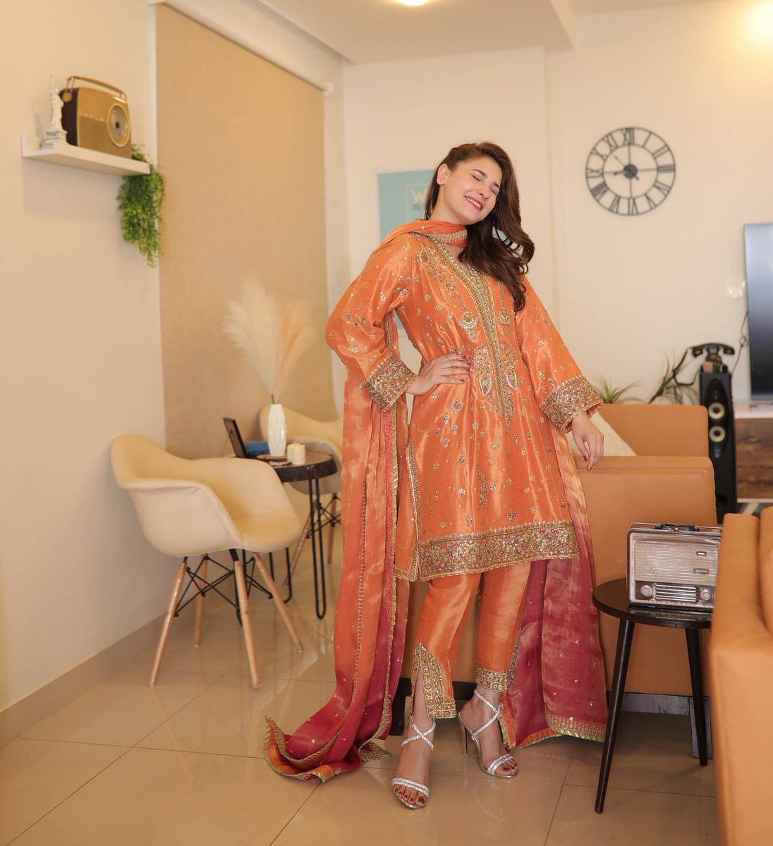 उसूल-ए-मुहब्बत तो यही कहती है कि 

एक ही शख़्स पे दास्तां ख़त्म की जाए