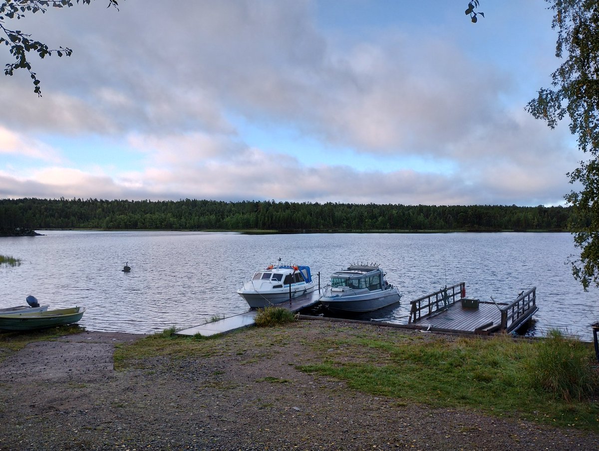 kahonen68's tweet photo. Kotiin lähtö. Olisi täällä mennyt vielä toinenkin viikko taikka koko kuukausi. #Nellim #Inarinjärvi https://t.co/RYSrOtAJva