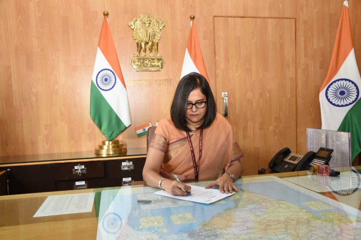 radhnaInfo's tweet photo. भारतीय रेलवे की पहली महिला अध्यक्ष बनीं जया वर्मा सिन्हा।

105 साल के इतिहास में पहली बार हुआ ऐसा।

आज जया वर्मा ने ग्रहण किया पदभार।
#IndianRailways https://t.co/YSSHLNkzvr