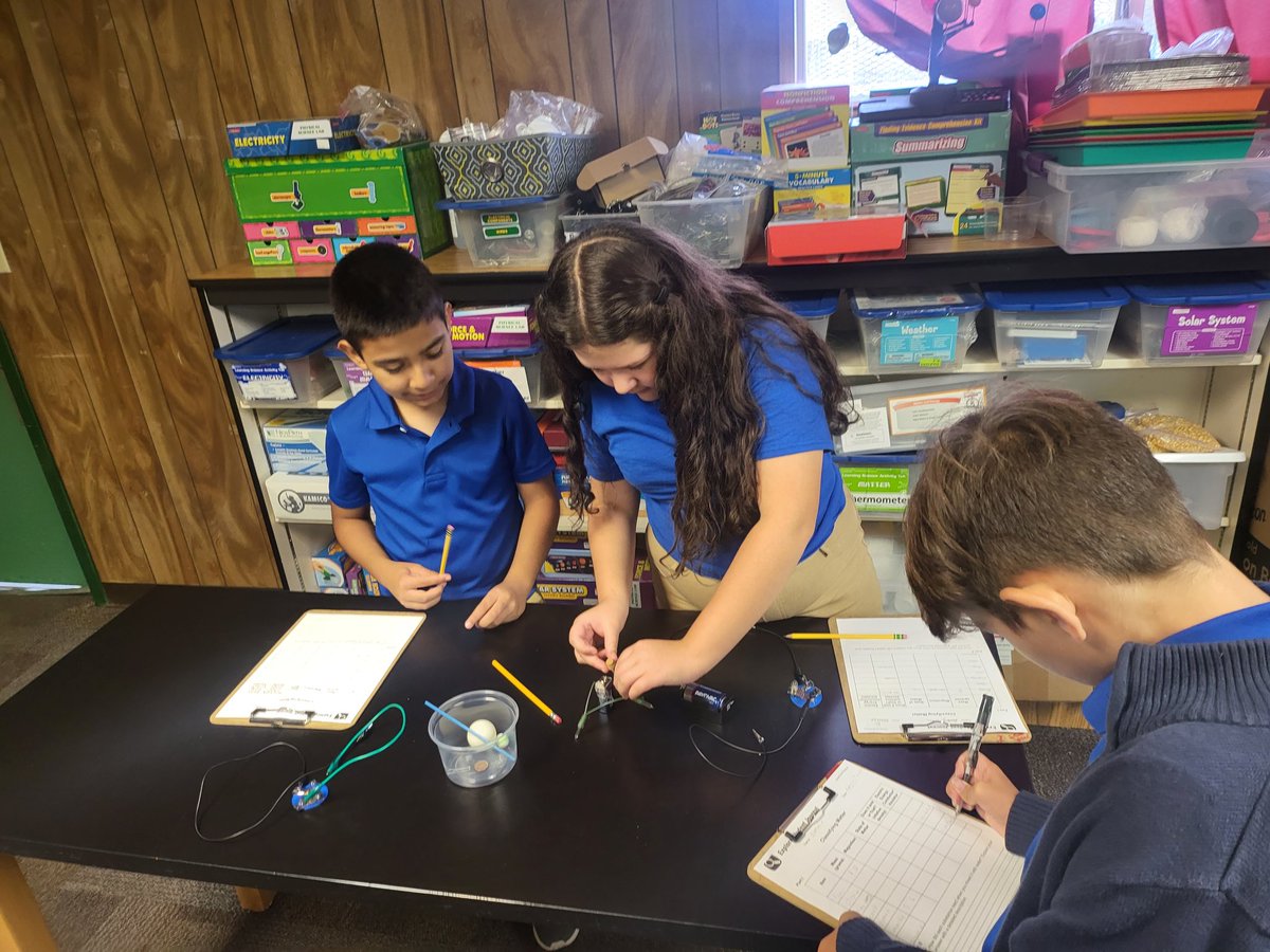 ASantana_JHS's tweet photo. 5th grade hawk scientists finished our first unit strong with student lead lab stations involving all of the physical properties we have learned to classify matter by! π¨βπ¬π©βπ¬π§²ππ§ #HawkPrideSISD #TeamSISD https://t.co/uBnQnoZxXt