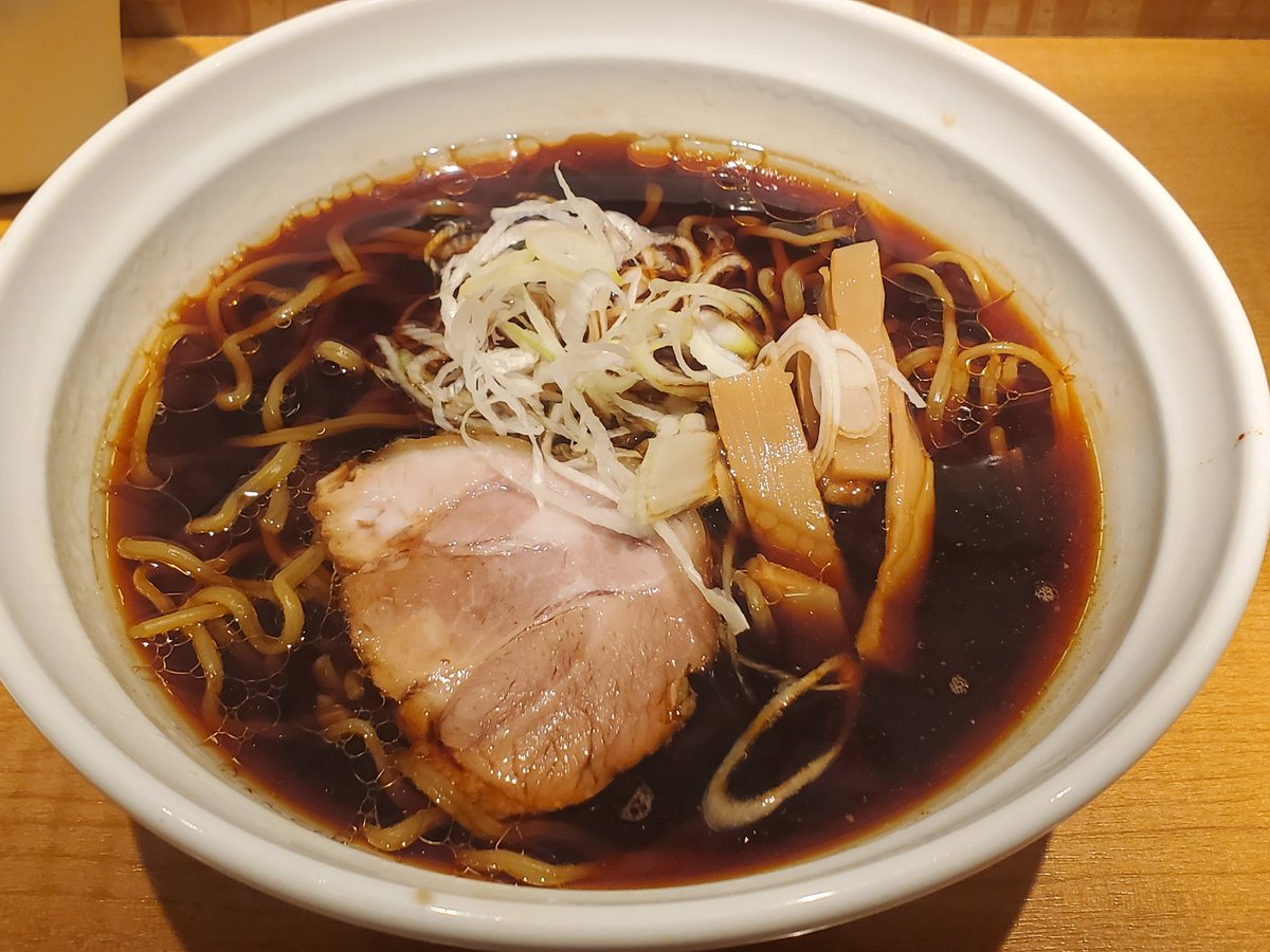 macky0923's tweet photo. 朝ラーをキメてやったぜ！と思ったけど、そんな時間でもなかった件。ご馳走さまでした。

#西武池袋
#西武池袋百貨店
#お食事ちゅうぼう
#鶏sobaKAMOSHI
#KAMOSHI
#鶏醤油ラーメン https://t.co/gU0b1TCrxa