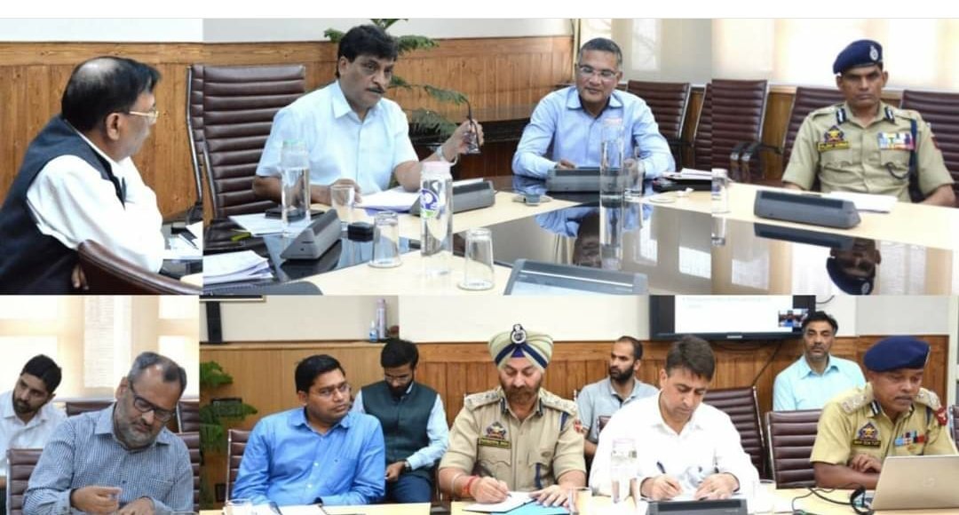 Chief Secretary Dr. Arun Kumar Mehta holds deliberations with stakeholders to find ways to further reduce travel time on the Sgr-Jmu #NH for Heavy Motor Vehicles ahead of this year's fruit season. Fruit-laden trucks r to be marked with special stickers to ensure unhindered access