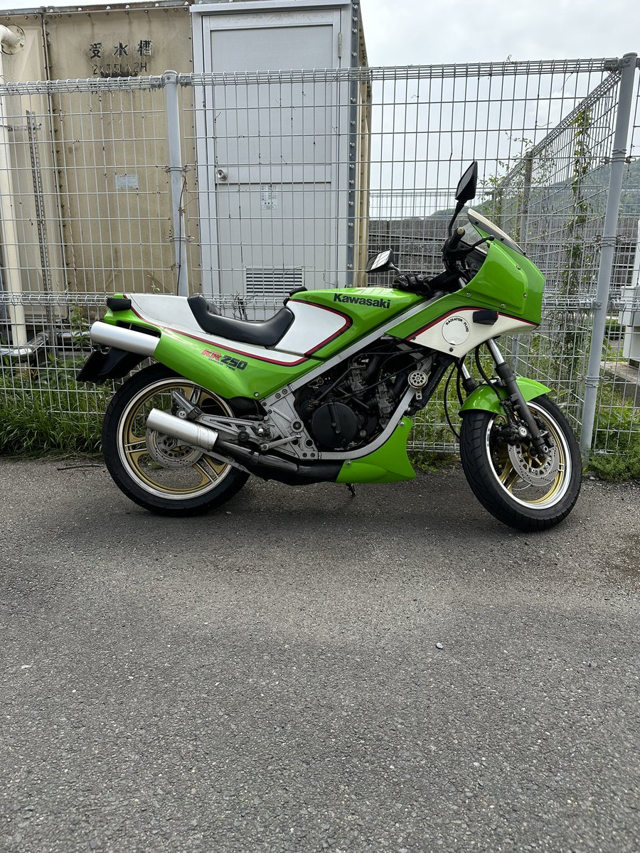 toq_g's tweet image. 緩募、これを買う人
サイドカウルは外してますがあります
大分まで取りに来られる人
＃ツーストはいいぞぉ
＃KR250