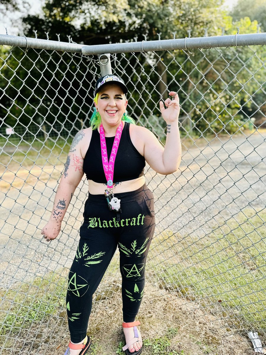 LynzVICIOUS's tweet photo. Repping @BlackCraftCult with @marycatrhea is my fave hobby 🦇✨
#smokeblackcraft #blackcraftcult #thegoodlifestore #gothgirls 🦇✨ https://t.co/6wQytXeqxR