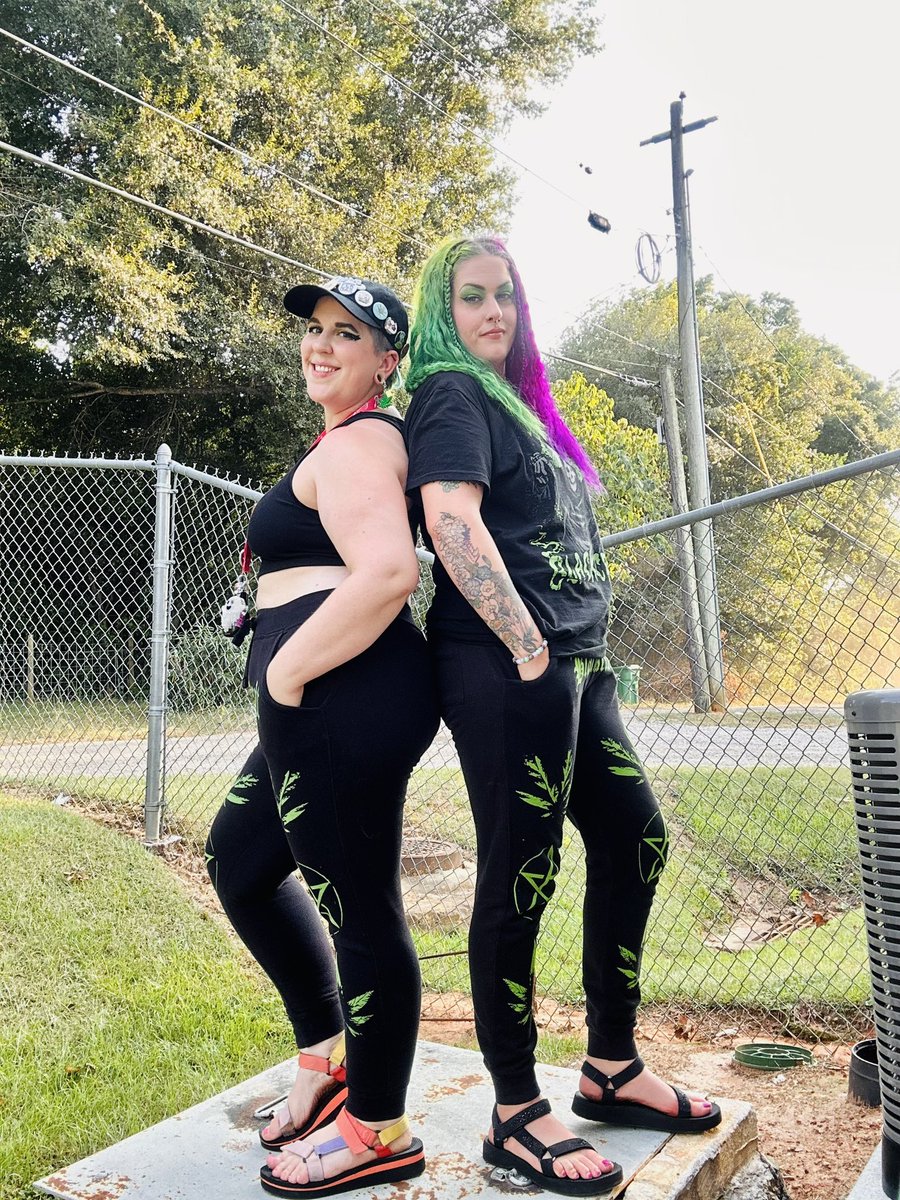LynzVICIOUS's tweet photo. Repping @BlackCraftCult with @marycatrhea is my fave hobby 🦇✨
#smokeblackcraft #blackcraftcult #thegoodlifestore #gothgirls 🦇✨ https://t.co/6wQytXeqxR