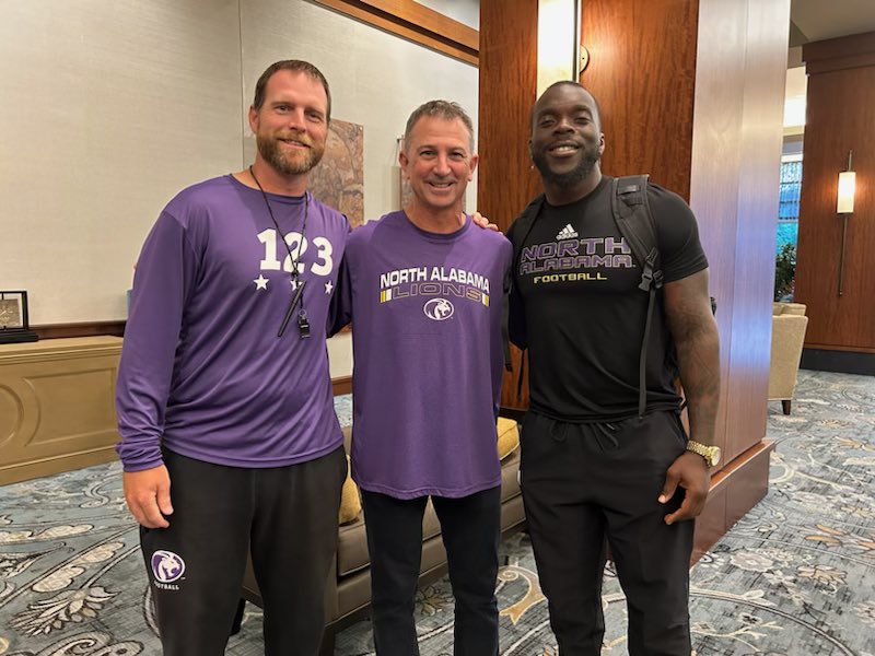 BrentDearmon's tweet photo. Thanks to @WrenAaron for speaking to the team tonight.

Great seeing an old friend and pastor. 10 souls come to the Lord.

#PurpleSwarm 😈 https://t.co/XppiJRottQ
