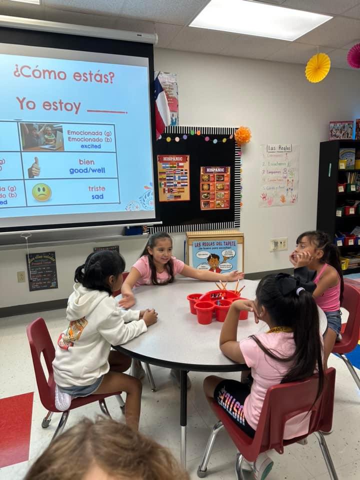 haysworldlang's tweet photo. Look at our @sciencehallsuns learning how to speak in Spanish and having a great time doing it during their Spanish Enrichment Specials!

#worldlanguageteachers
#spanishenrichment
#multilingualready
#hayscisd https://t.co/tg9U53m2Ss