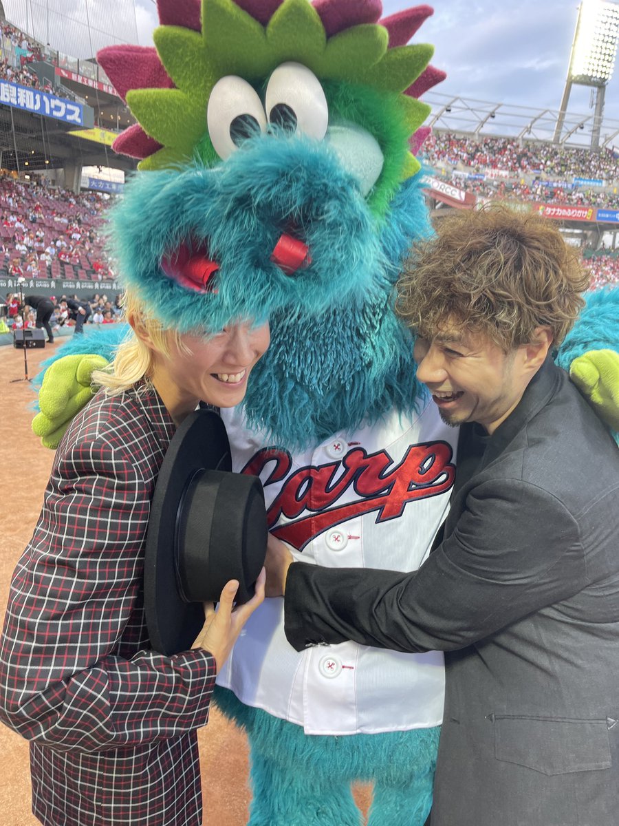yamadayositaka's tweet photo. 人生初の国歌斉唱🇯🇵
身が引き締まる想いでした。
忘れられない最高の1日です⚾️
またこの場所に帰って来れるように
まだまだ音楽を続けていきます💥
この先もワクワクするような初めての経験を沢山したい✨ https://t.co/25odhzH0Ry