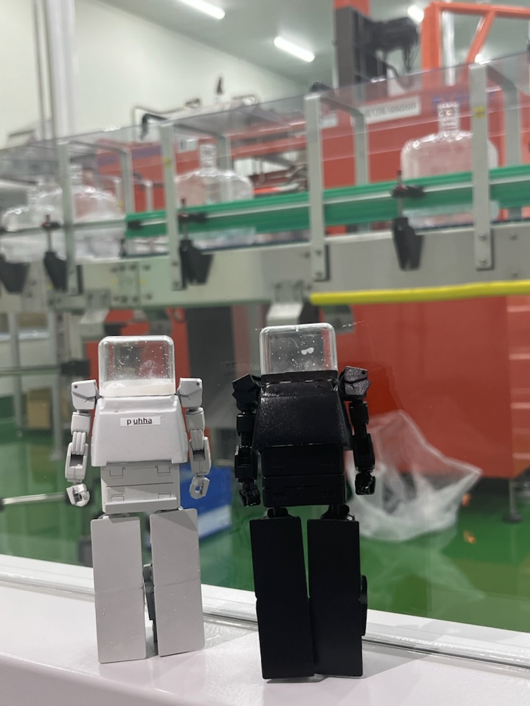 puhha_water's tweet photo. puhhaロボを連れて工場見学に行ってきました!
自分たちに水が入れられるまでの過程を勉強するみたいです!
#puhhaロボと工場見学 https://t.co/qAIeunrPNF