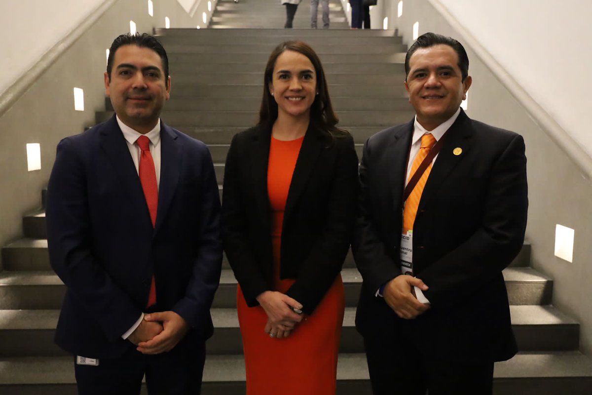 SRE_mx's tweet photo. 📸 Hoy se llevó a cabo el Primer Encuentro Nacional entre la @AMEXCID y las Instituciones de Educación Superior 2023. Trabajar estrechamente con instituciones educativas superiores es fundamental para lograr una cooperación internacional efectiva en favor del desarrollo. 

La combinación del conocimiento académico, la formación profesional y el intercambio cultural genera soluciones más sólidas e innovadoras para abordar los retos globales actuales.

🇲🇽🤝🌎📚
#DiplomaciaCercaDeTi
#DiplomaciaEfectiva
