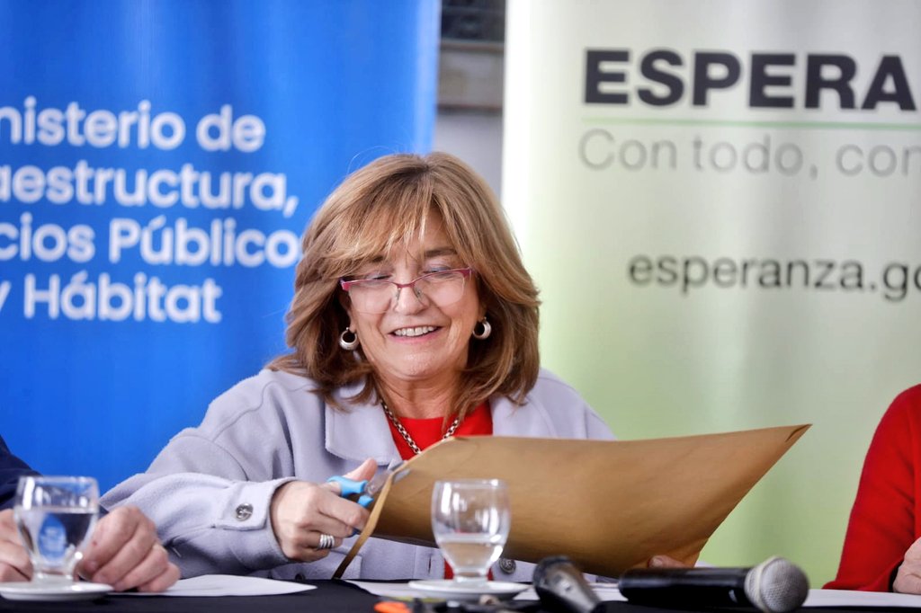obras_desantafe's tweet photo. #CasaPropia 🏘

La provincia licitó la construcción de 20 viviendas en #Esperanza

“Cuando hablamos de vivienda, la vida de una familia cambia y eso transforma, genera arraigo y permite planificar otros sueños” @silvinafrana

Info ⤵️
https://t.co/w67tEG4kSr https://t.co/RMV4WsiGmW