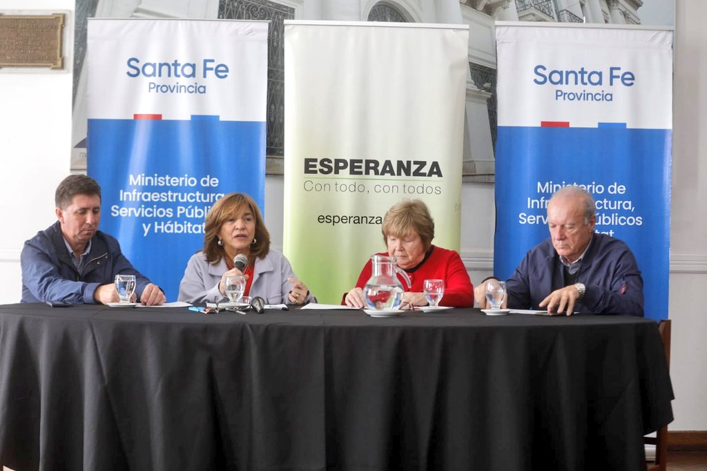 obras_desantafe's tweet photo. #CasaPropia 🏘

La provincia licitó la construcción de 20 viviendas en #Esperanza

“Cuando hablamos de vivienda, la vida de una familia cambia y eso transforma, genera arraigo y permite planificar otros sueños” @silvinafrana

Info ⤵️
https://t.co/w67tEG4kSr https://t.co/RMV4WsiGmW