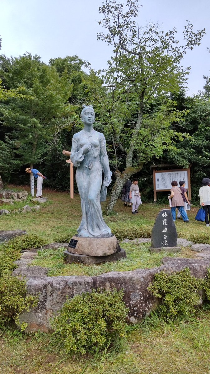 石見万葉ツアー催行中。25日は浮沼池、湯抱の鴨山、静の岩屋、高角山の人丸神社などを巡り、今日は伊甘神社、大崎鼻、石見国国分寺跡などを巡り、益田市で開催中の「柿本人麻呂没後1300年祭」に参加します。
君がため 浮沼の池の 菱摘むと我が染めし袖 濡れにけるかも