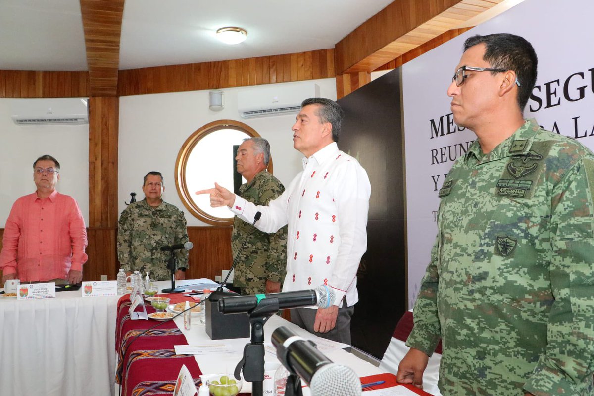 Los trabajos de la #MesaDeSeguridad🚔 se fortalecen con la presencia del Gobernador Rutilio Escandón Cadenas, con quien trabajamos en equipo para garantizar la tranquilidad, el bienestar y la felicidad de las familias tapachultecas. ¡Sigamos adelante!

#ChiapasDeCorazón ❤️