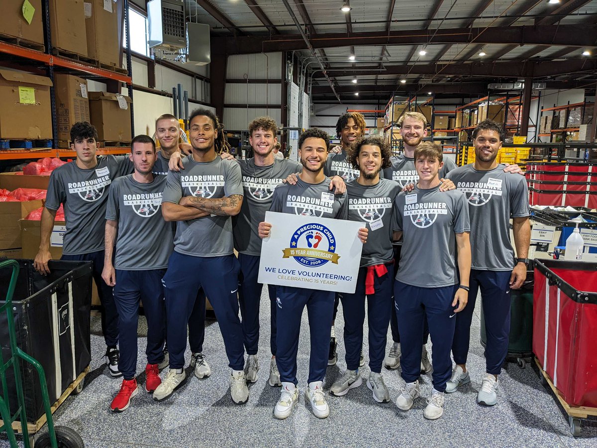 MSUDenverMBB's tweet photo. Great day of community service &amp; camaraderie!! Thank you @apreciouschild for having the squad out today. Special shout-out to @chrisrainwater23 &amp; @AlanMotes for providing us an opportunity to compete and come together as a team! #getrowdy🔴🔵 #GiveBack #TeamTime #GetBetter https://t.co/FLZMYFQZqt