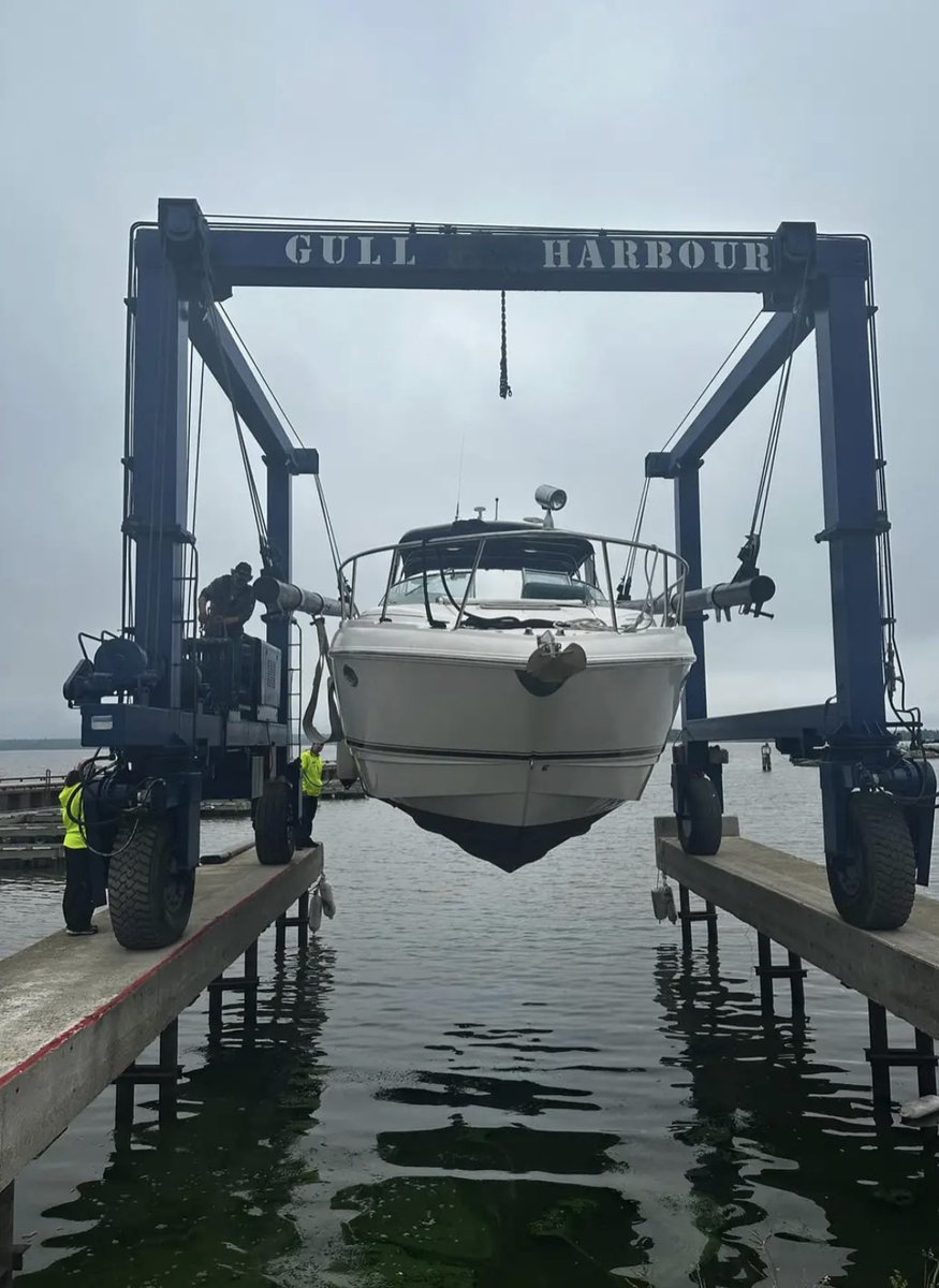 Another day for the workers at Gull Lake Marina in @MBGovParks on Hecla Island.  

Interesting machines.  

#Manitoba #marina #Hecla #sailing 
#lake #WinnipegLake