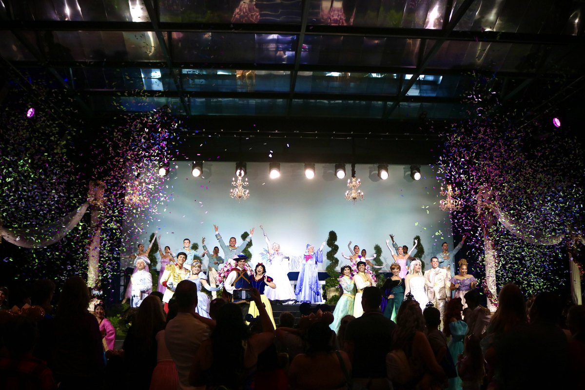 A night filled with magical moments ✨ Disney hosts a Royal Ball as part of its “Once Upon A Wish Party.” A dream come true for a lot of @MakeAWish familes. #DisneyWishes #WorldPrincessWeek