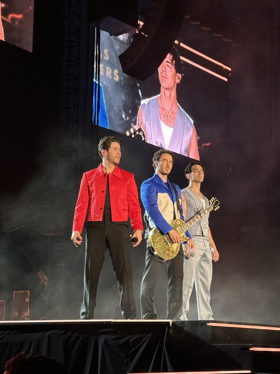 JonasBrosBros's tweet photo. THEM! #THETOUR https://t.co/fyOCIDZXmg