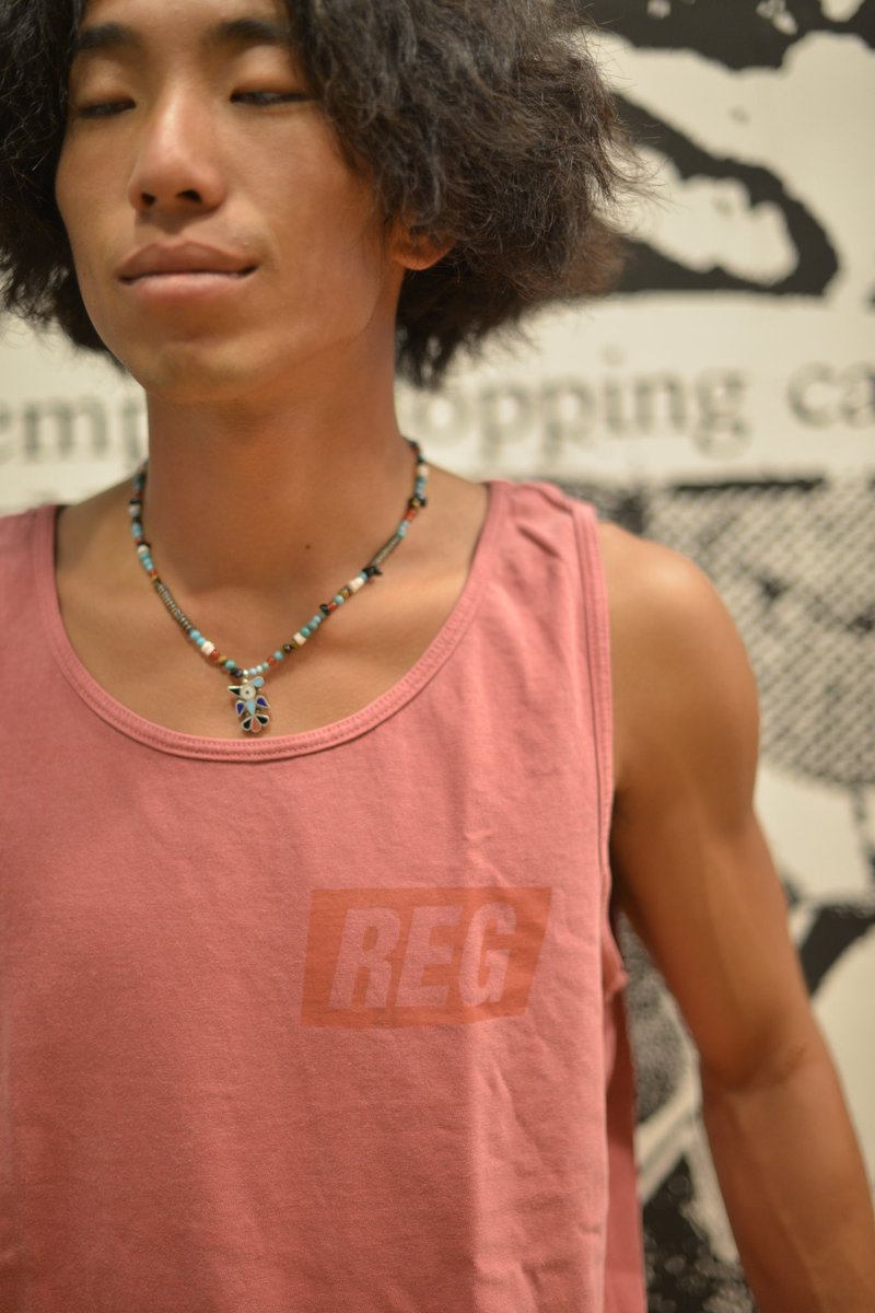 REGULATOR_WEB's tweet photo. #REGTAG
季節外れのタンクトップロンチの理由は、やっとかっこいい形のBODYが見つかったからデス◎ インナーに着るのにロゴが目だったら変でしょ、だからシンプルなんですよ。「知ってる人は知っている」ものってやっぱアガるじゃないですか、気持ちが乗っかってますからね◎
https://t.co/DtyDA8NHS8 https://t.co/qtNEC7gWqY