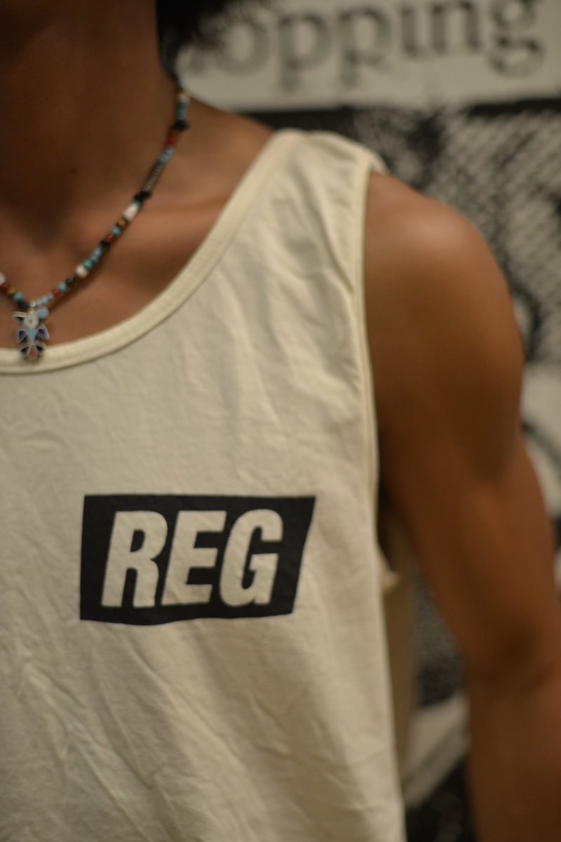 REGULATOR_WEB's tweet photo. #REGTAG
季節外れのタンクトップロンチの理由は、やっとかっこいい形のBODYが見つかったからデス◎ インナーに着るのにロゴが目だったら変でしょ、だからシンプルなんですよ。「知ってる人は知っている」ものってやっぱアガるじゃないですか、気持ちが乗っかってますからね◎
https://t.co/DtyDA8NHS8 https://t.co/qtNEC7gWqY