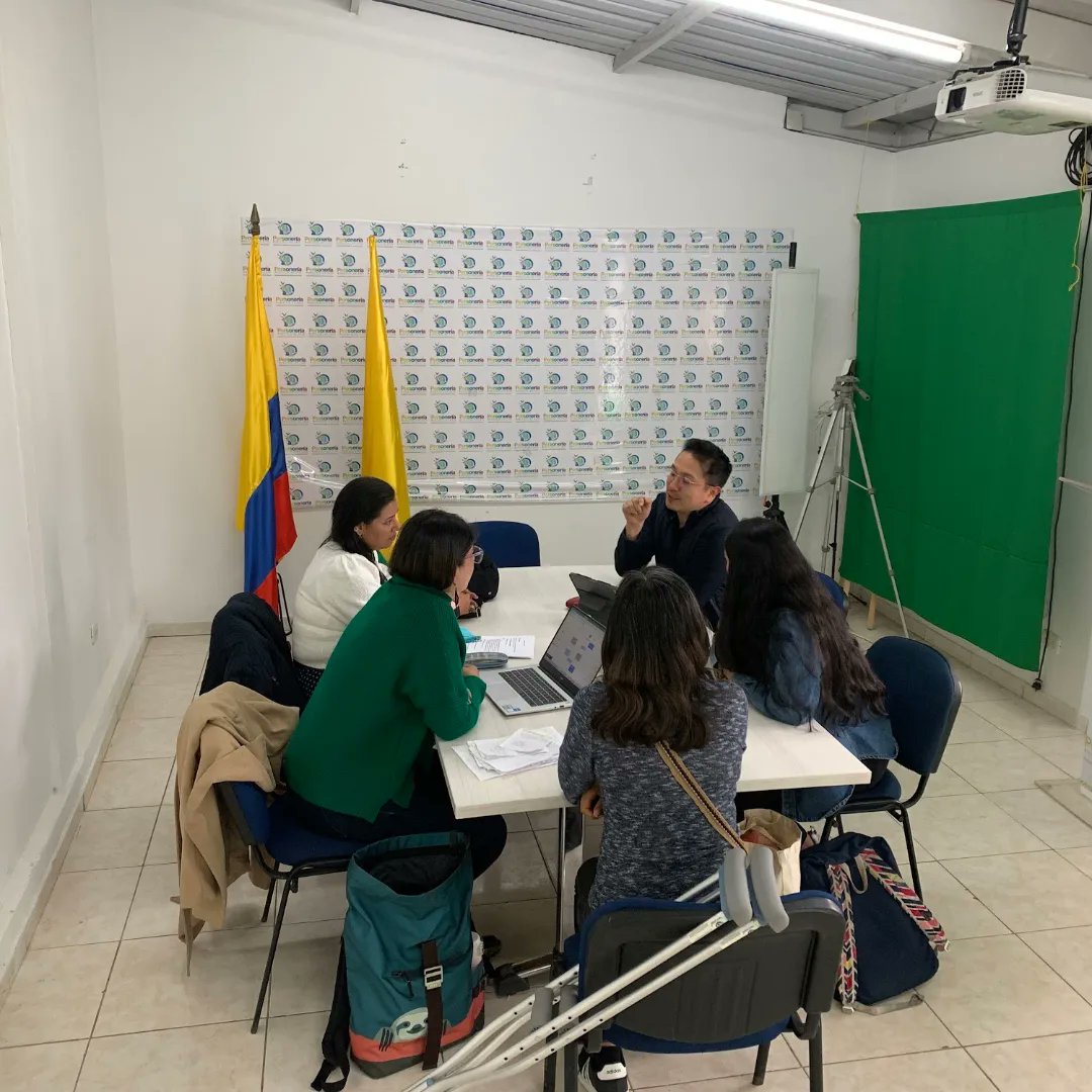 PowerCompost's tweet photo. 🥬En #Chía, muchas personas trabajan actualmente en la gestión de los residuos orgánicos

📸 Nos hemos reunido con las Instituciones Educativas José Joaquín Casas y Diversificado, la @personeriachia y @EEmserchia

¡Gracias por hacer tejido con Power Compost! 🌱⚡ https://t.co/rQPunweNqY