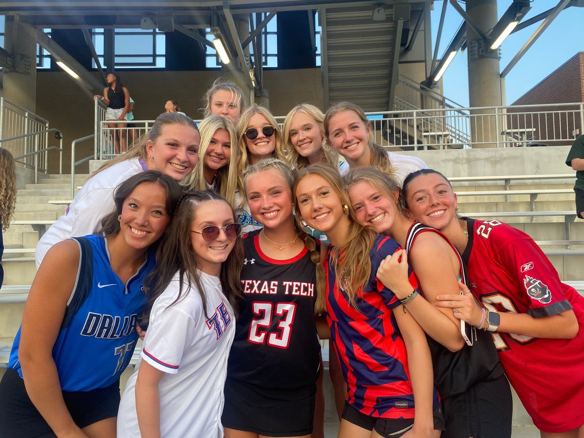 Birdville_LHS's tweet photo. 🏈💛JERSEY NIGHT💚⚽️
#GoHawks
@VeronicaPacione @reaganlanders15 @trinitydoom25 @haileygraham111 @RylandTrinidad @Birdville_High @HawkNationGirls https://t.co/KNotdG5EwP