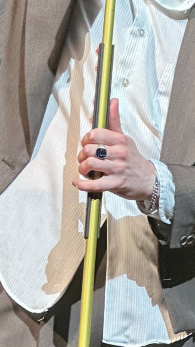 ziamsmiles1's tweet photo. I will never stop talking about Luke’s pretty black onyx ring featuring sparkles #LukeHemmings #lashton https://t.co/oj5gas3lQU