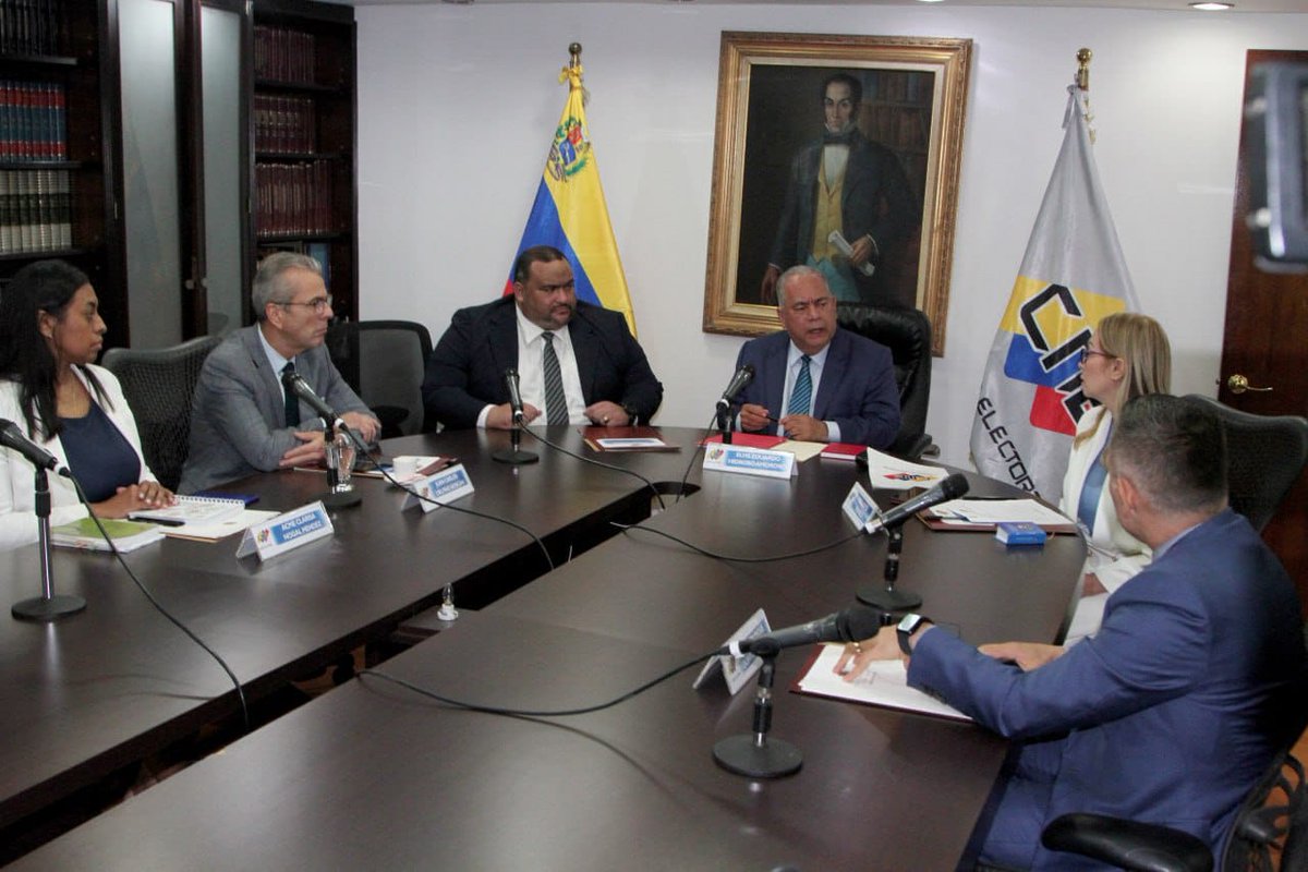 cneesvzla's tweet photo. Las nuevas autoridades electorales designaron además como vicepresidente a Carlos Quintero Cuevas. Los otros rectores electorales que integran la directiva son Aimé Nogal Méndez, Rosalba Gil Pacheco, y Juan Carlos Delpino. https://t.co/L9uSMCstHj